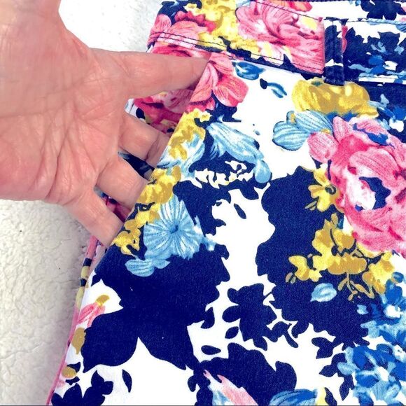 ISAAC MIZRAHI  NY TAILORED SHORTS SPRING FLORAL PRINT - Picture 2 of 7